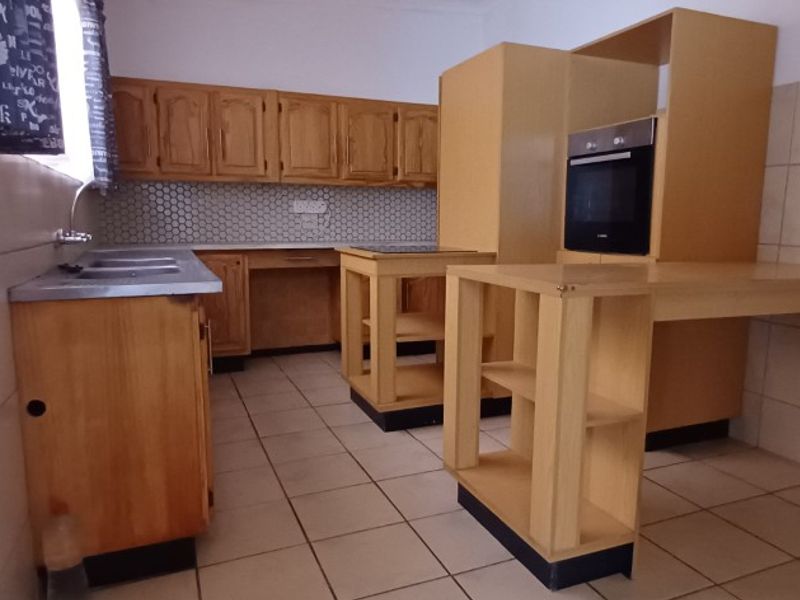 Fully Off-Grid Family Home with Borehole – Prime Location in Modimolle - Photo 4