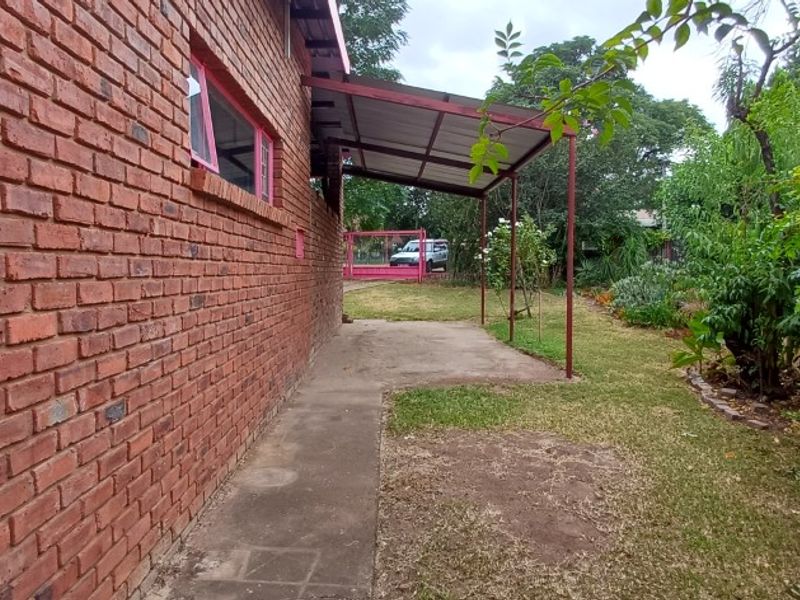 Fully Off-Grid Family Home with Borehole – Prime Location in Modimolle - Photo 2