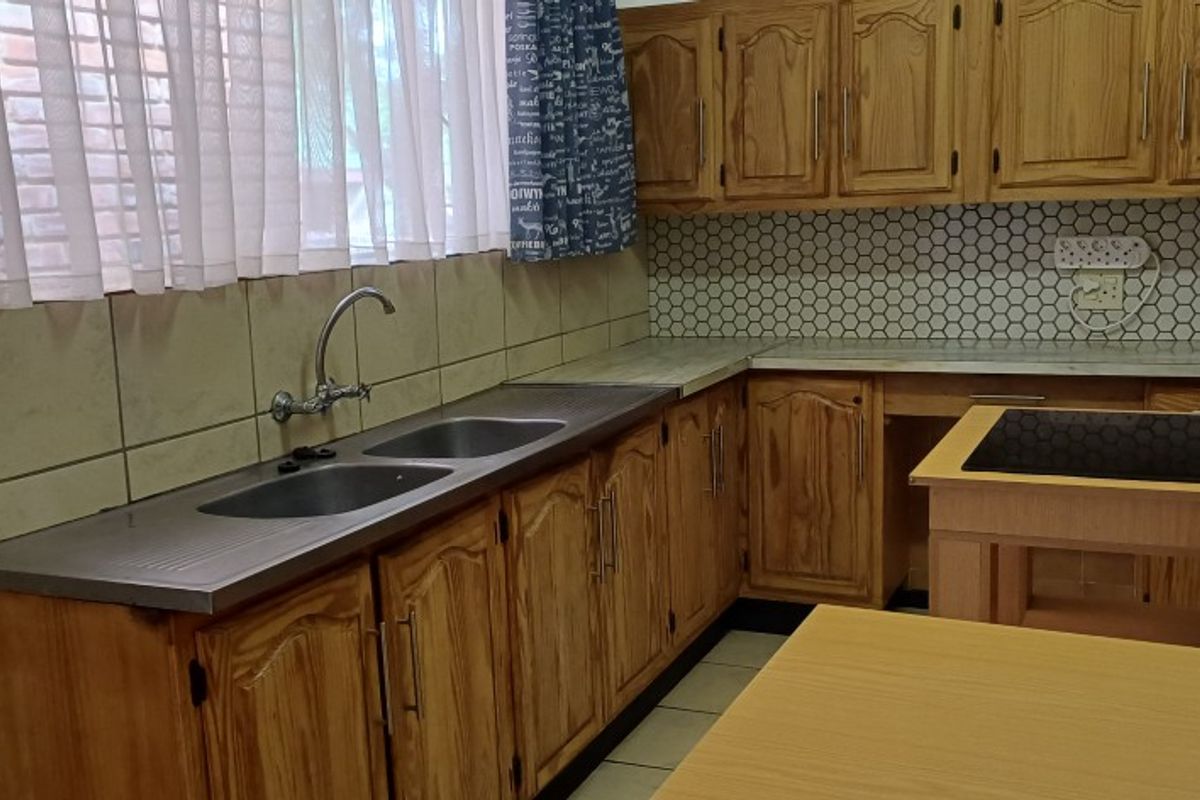 Fully Off-Grid Family Home with Borehole – Prime Location in Modimolle - Photo 5