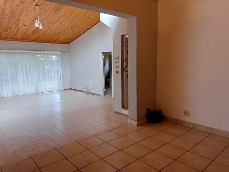 Fully Off-Grid Family Home with Borehole – Prime Location in Modimolle - Photo 10