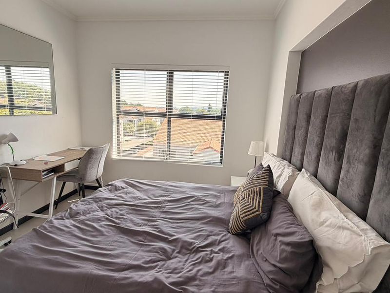 Modern 3-Bedroom 2 Bathroom Apartment with Backup Power at Key West - Photo 3