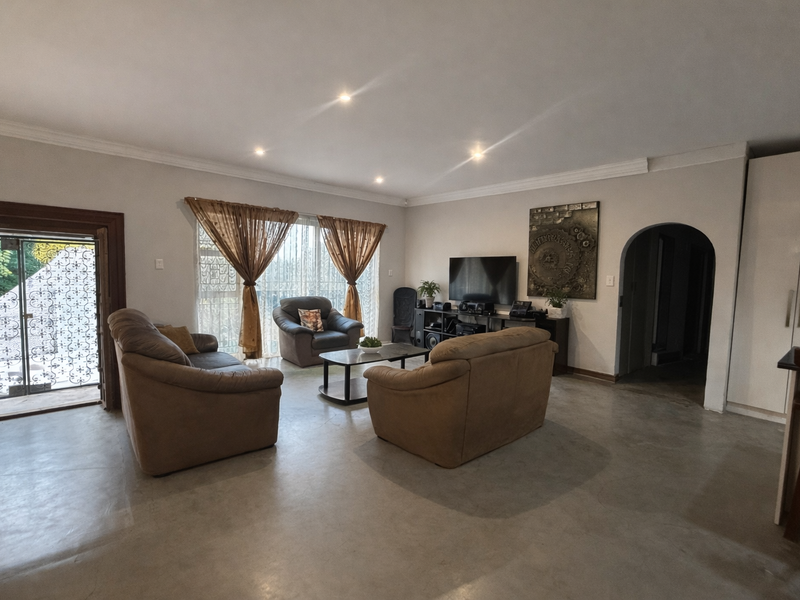 Charming 3 Bedroom Family Home with Flatlet in Cashan - Photo 3