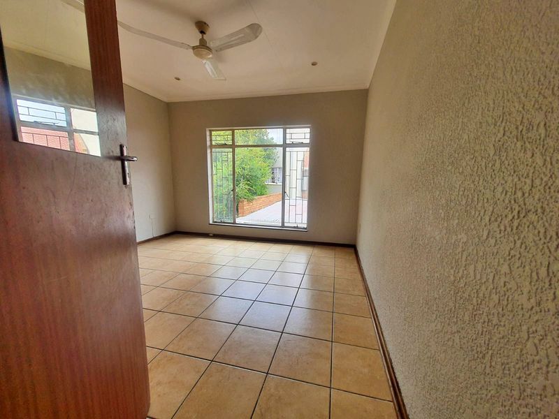 Spacious 2 Bedroom Apartment in the heart of Potchefstroom - Photo 10