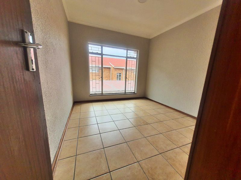 Spacious 2 Bedroom Apartment in the heart of Potchefstroom - Photo 8