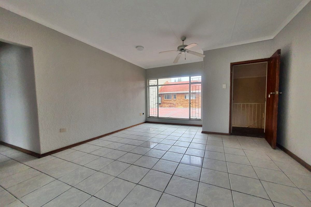 Spacious 2 Bedroom Apartment in the heart of Potchefstroom - Photo 2