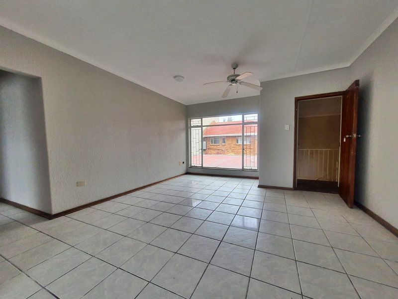 Spacious 2 Bedroom Apartment in the heart of Potchefstroom - Photo 2