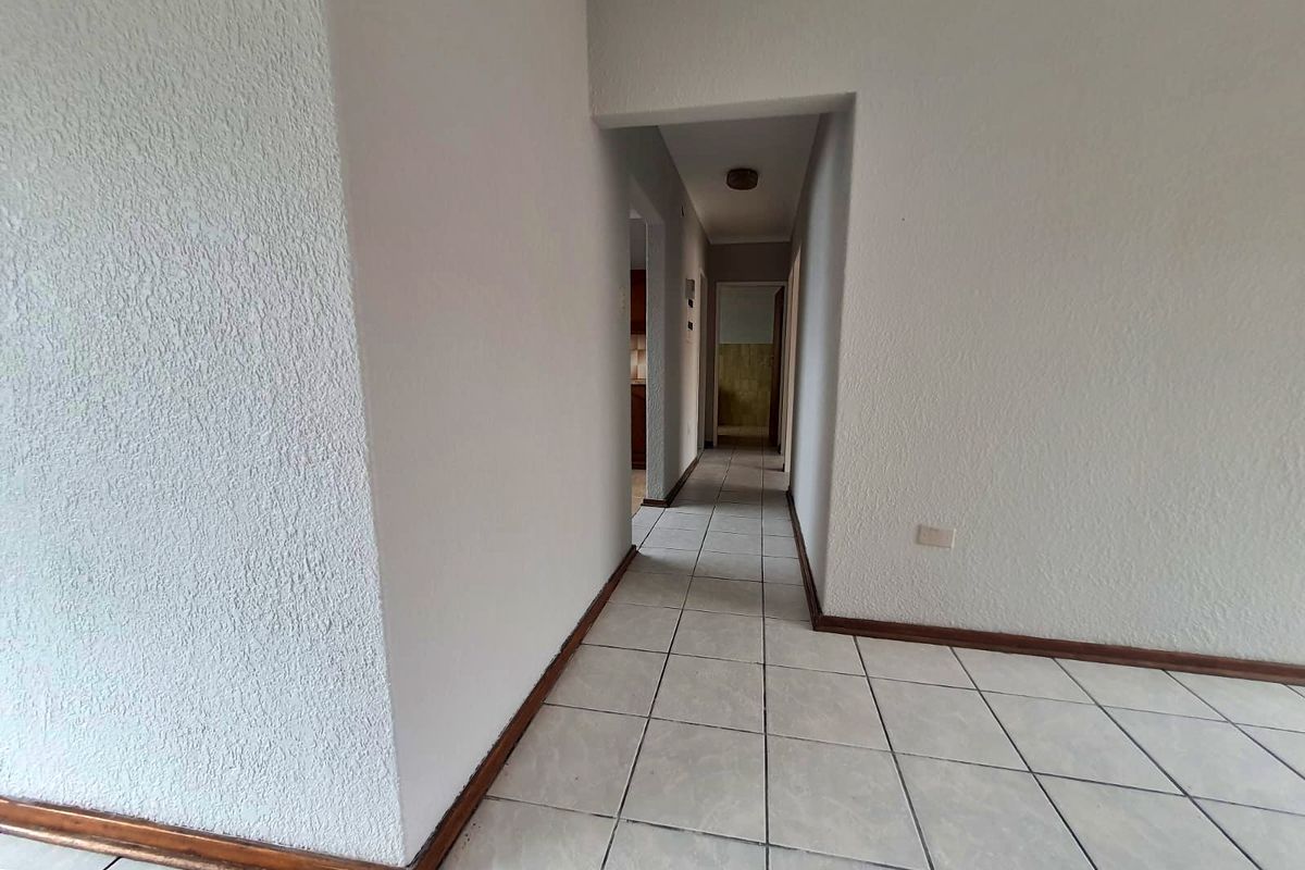 Spacious 2 Bedroom Apartment in the heart of Potchefstroom - Photo 3