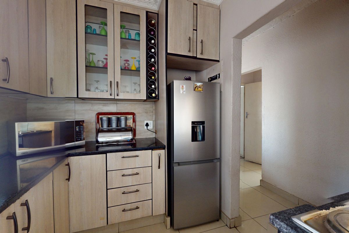 Charming bedroom sectional title for sale in Elsburg, Germiston – your perfect home awaits! - Photo 5