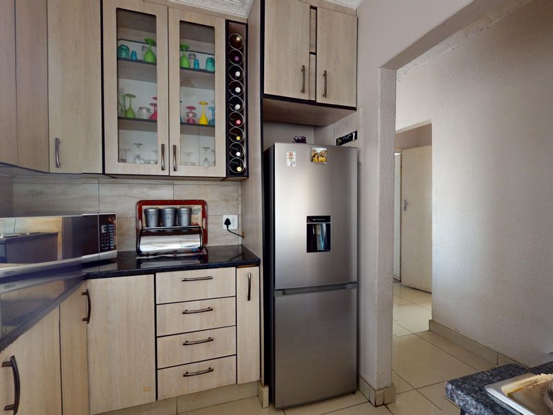 Charming bedroom sectional title for sale in Elsburg, Germiston – your perfect home awaits! - Photo 5