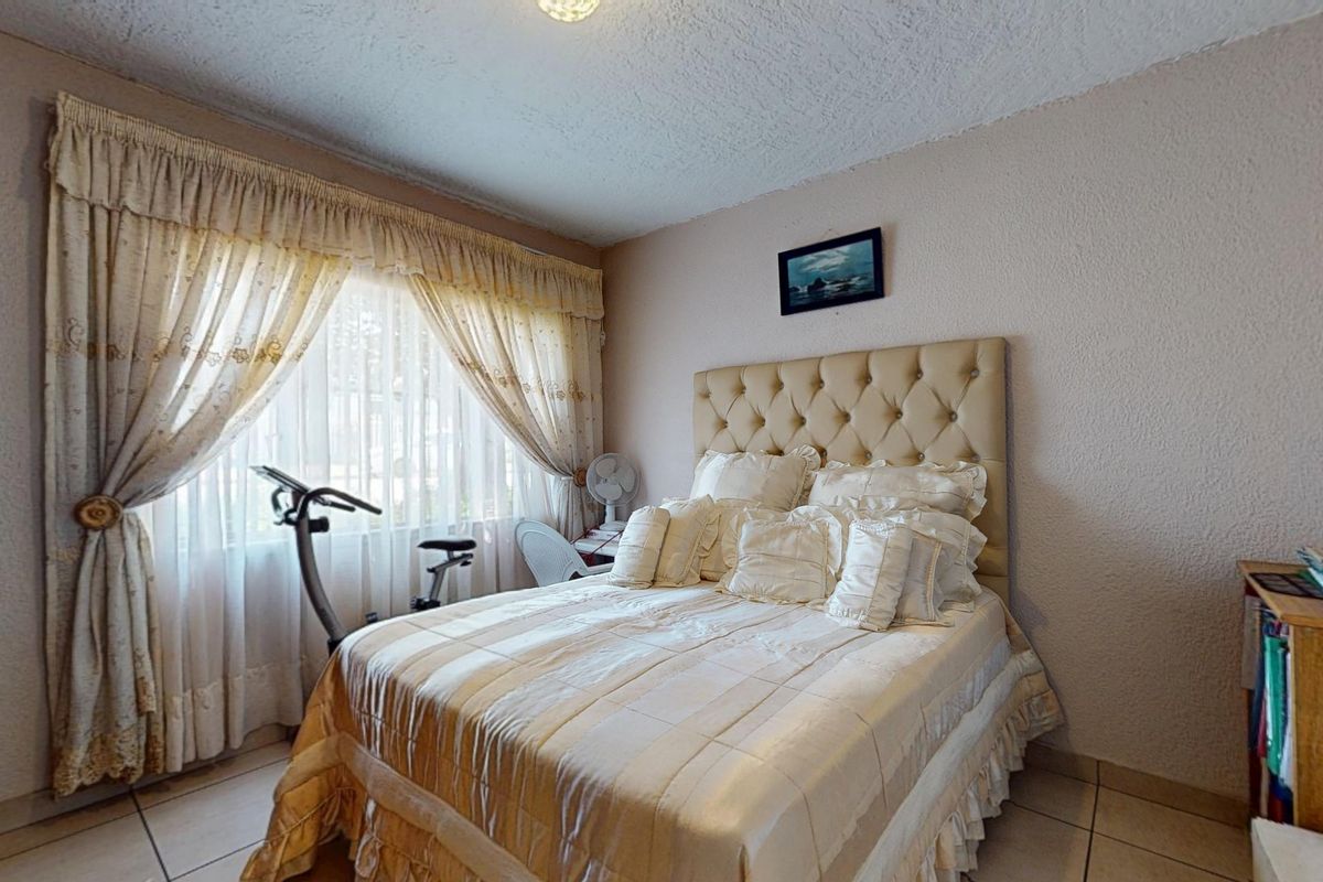 Charming bedroom sectional title for sale in Elsburg, Germiston – your perfect home awaits! - Photo 4