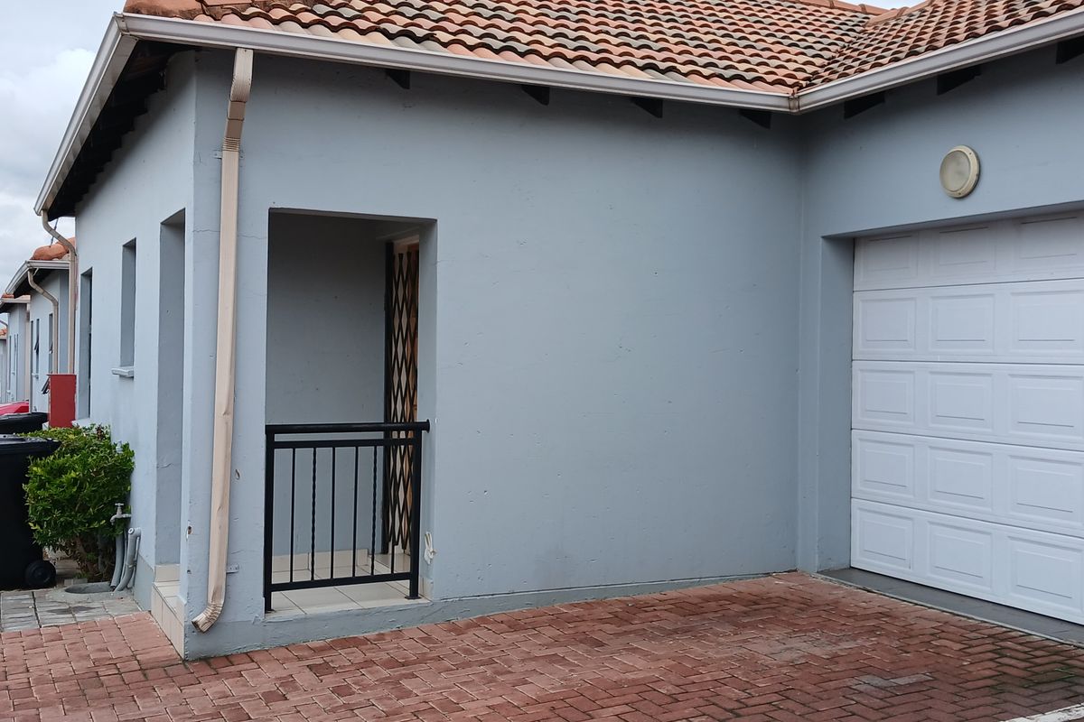 Modern 3 bedroom townhouse for sale in Parkrand - Photo 2