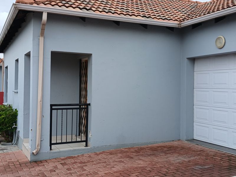 Modern 3 bedroom townhouse for sale in Parkrand - Photo 2