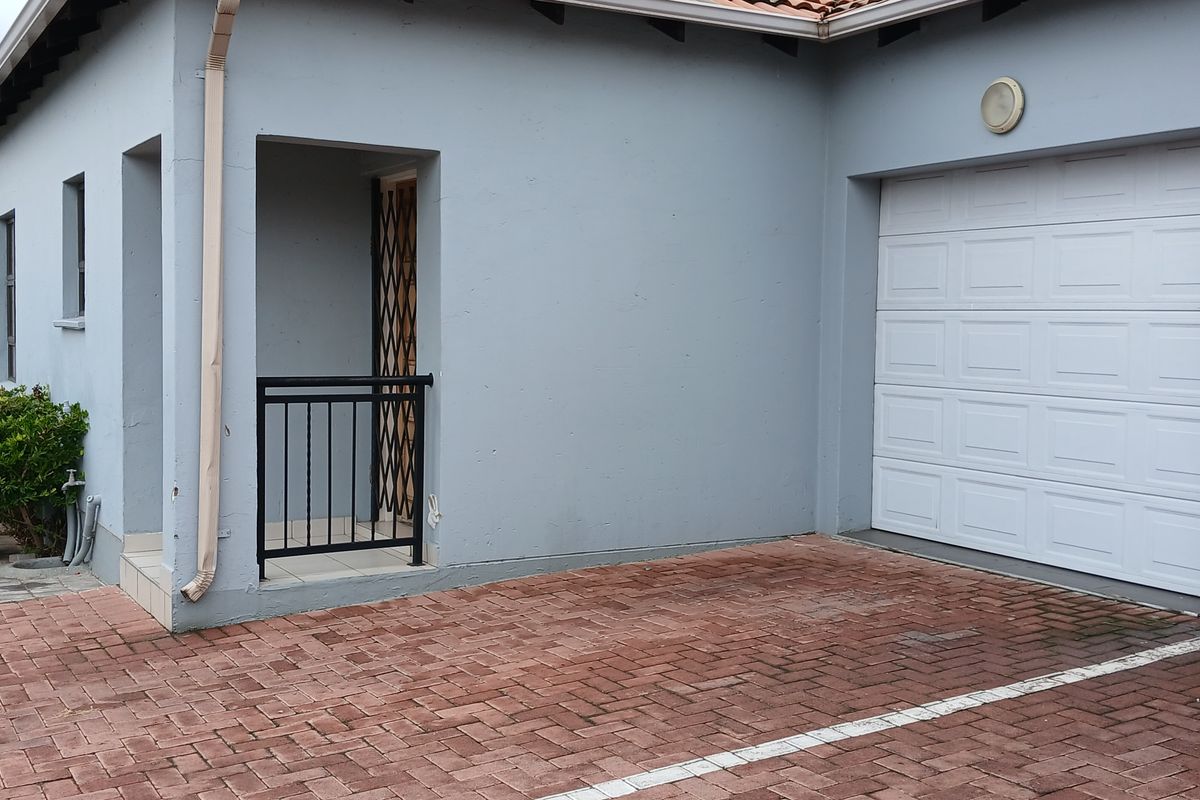 Modern 3 bedroom townhouse for sale in Parkrand - Photo 5