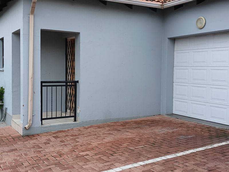 Modern 3 bedroom townhouse for sale in Parkrand - Photo 5