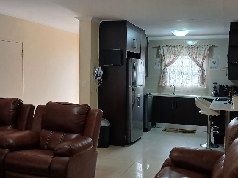 Modern 3 bedroom townhouse for sale in Parkrand - Photo 10