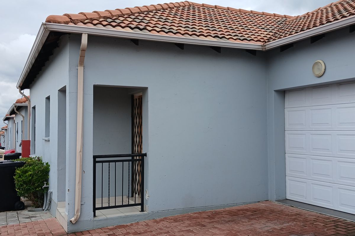 Modern 3 bedroom townhouse for sale in Parkrand - Photo 4