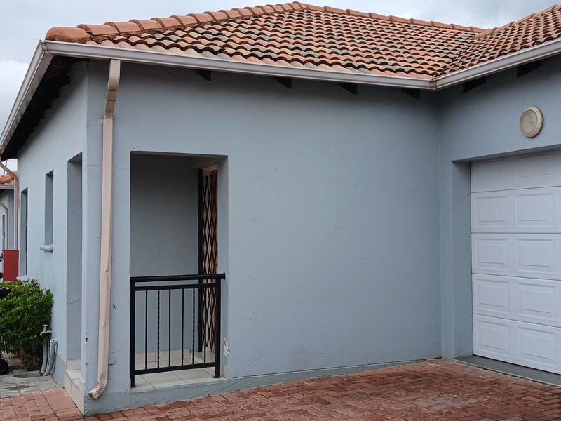 Modern 3 bedroom townhouse for sale in Parkrand - Photo 4