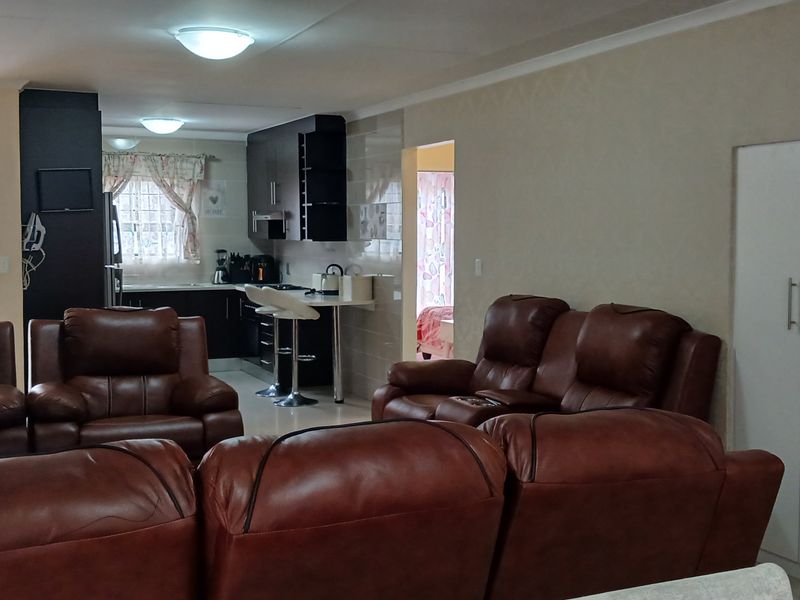 Modern 3 bedroom townhouse for sale in Parkrand - Photo 7