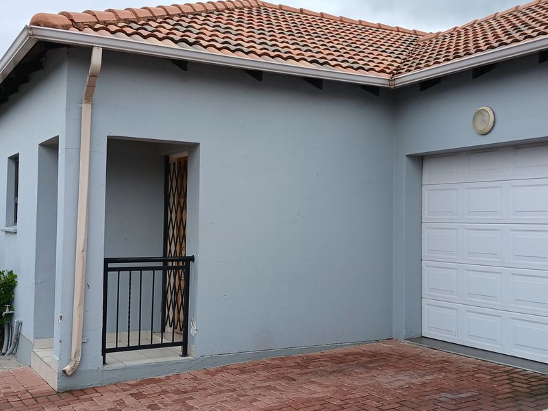 Modern 3 bedroom townhouse for sale in Parkrand - Photo 6