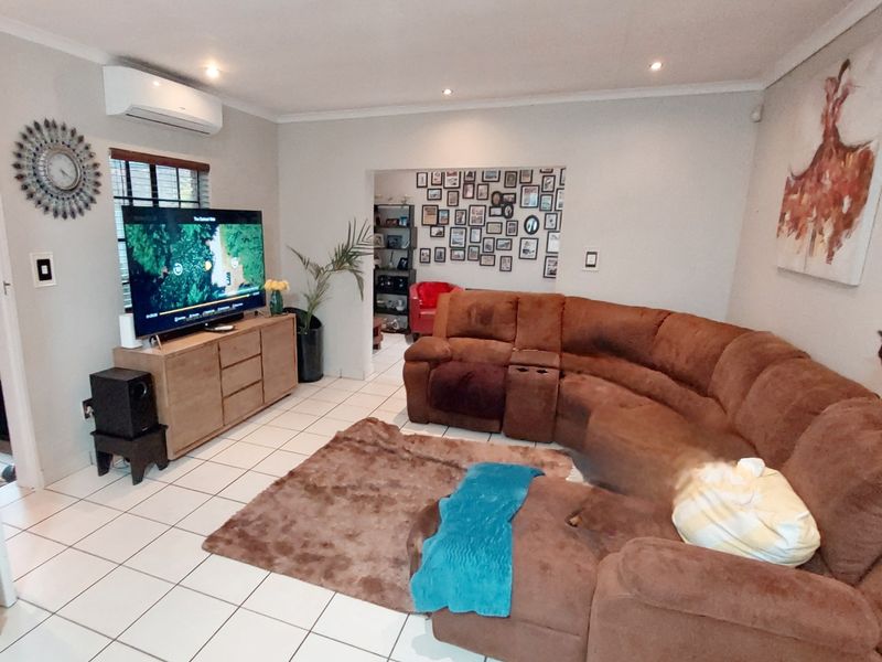 Stunning Home in exclusive Estate - Photo 2