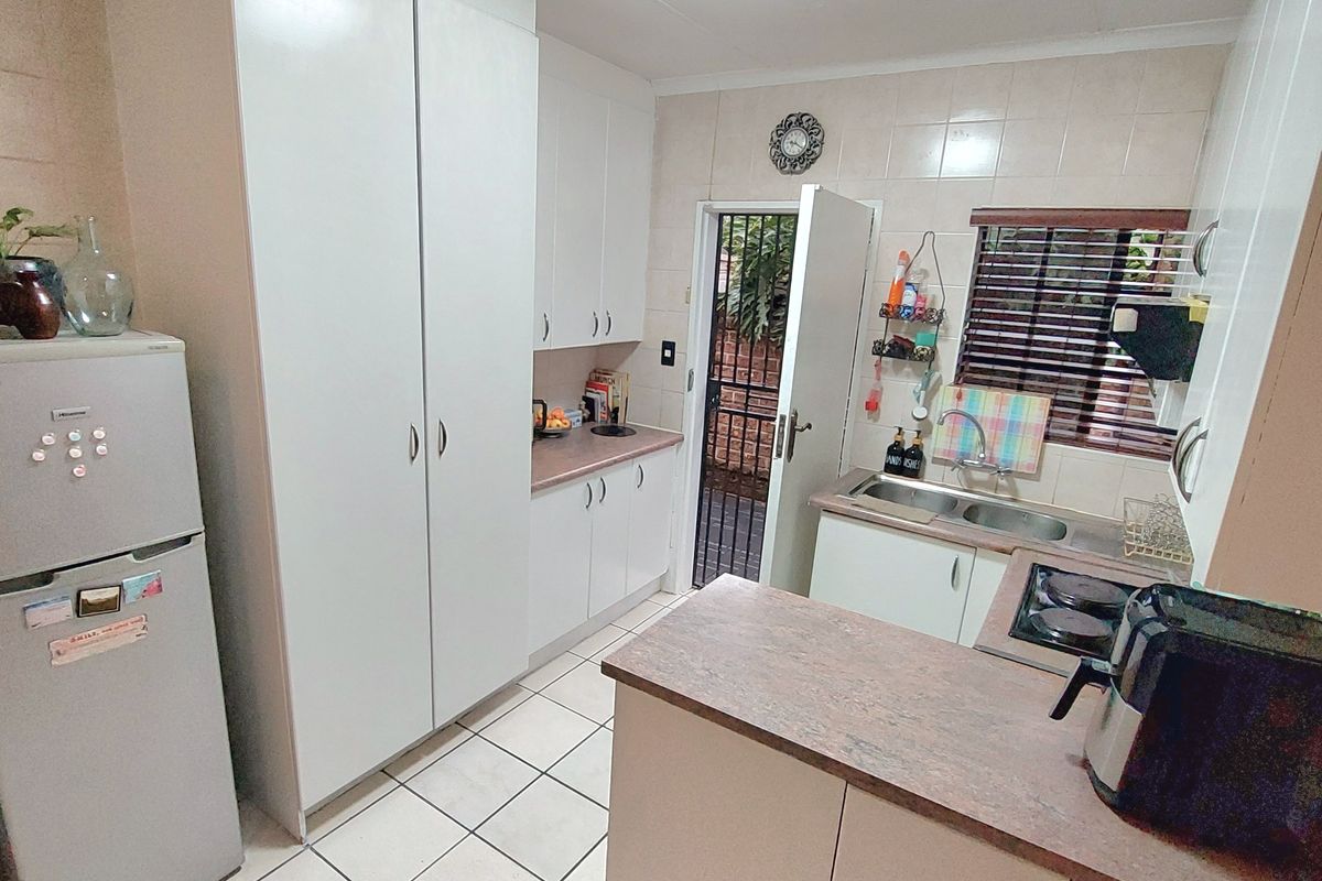 Stunning Home in exclusive Estate - Photo 4