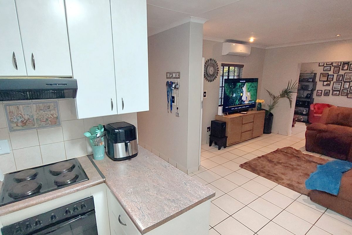 Stunning Home in exclusive Estate - Photo 5