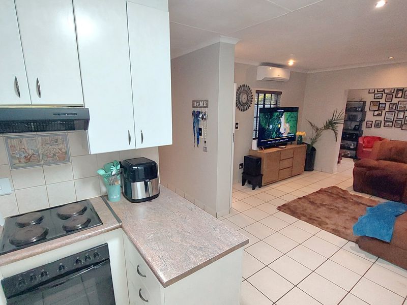 Stunning Home in exclusive Estate - Photo 5