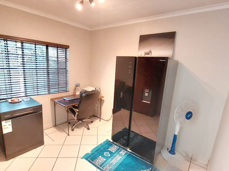 Stunning Home in exclusive Estate - Photo 10