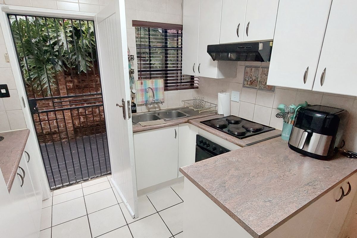 Stunning Home in exclusive Estate - Photo 3