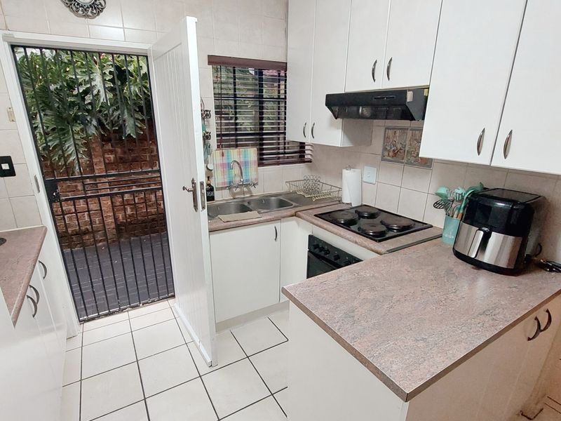 Stunning Home in exclusive Estate - Photo 3