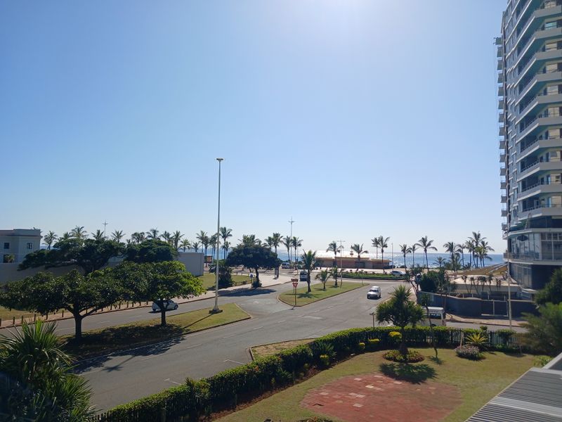 APPEALING 2-BED 2-BATH APARTMENT -  OPEN & SEA VIEWS NORTH BEACH - Photo 4