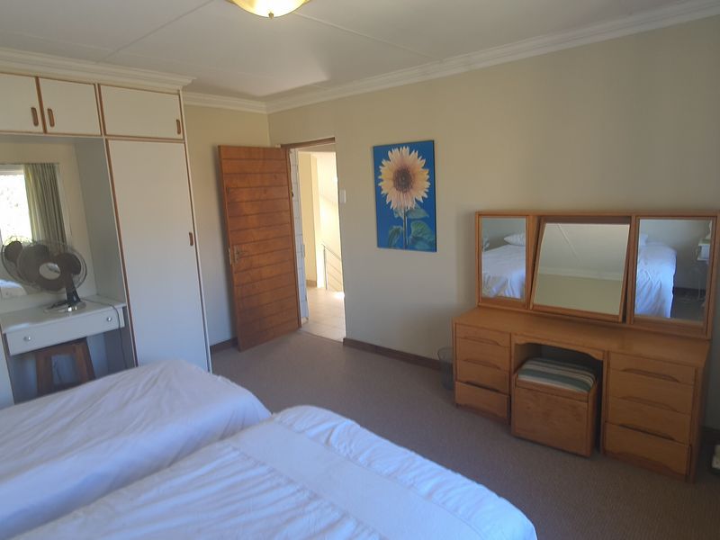 Prime Address – Spacious Home with Harbour Views | Priced to Sell - Photo 8