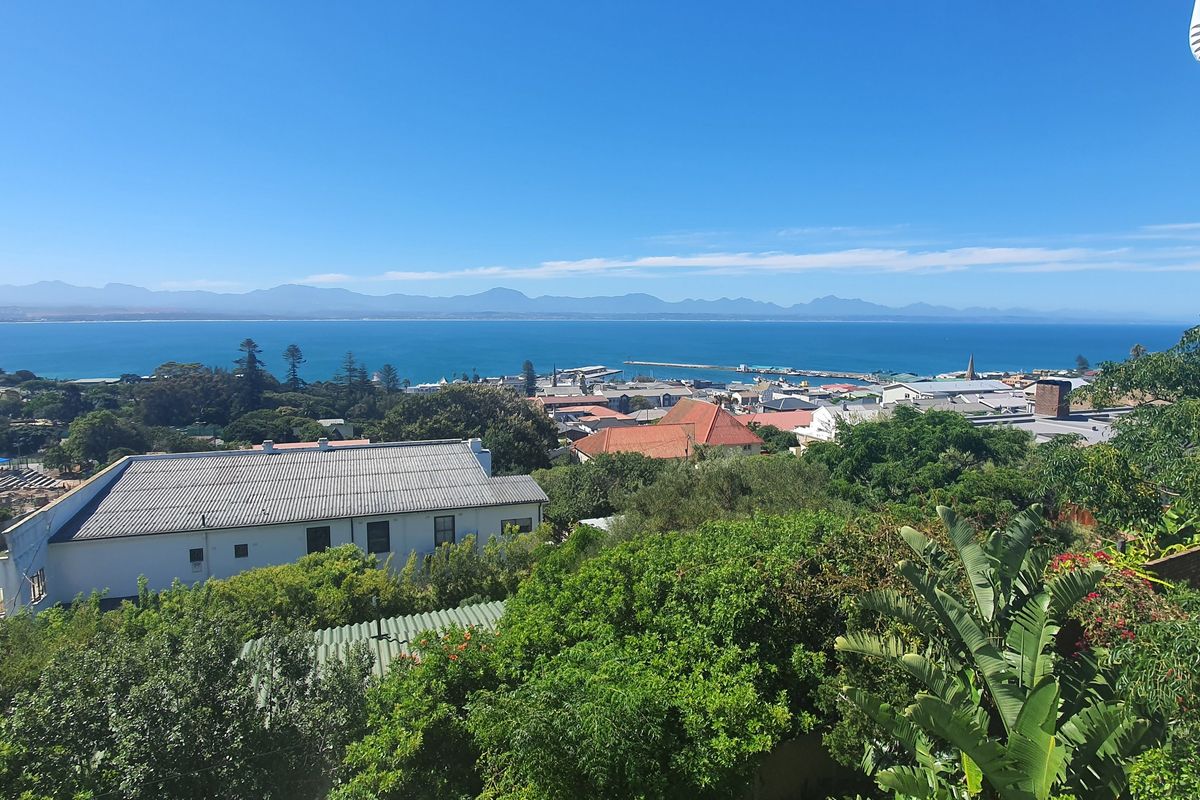 Prime Address – Spacious Home with Harbour Views | Priced to Sell - Photo 2