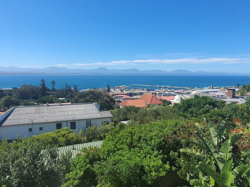 Prime Address – Spacious Home with Harbour Views | Priced to Sell - Photo 2