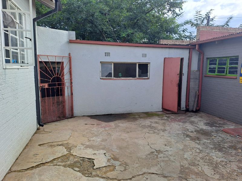 Prime Property - Main House with Income Generating Flatlet - Photo 6