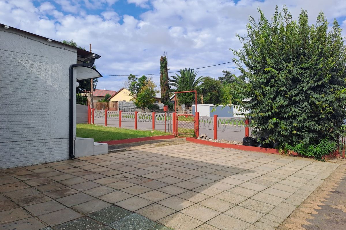 Prime Property - Main House with Income Generating Flatlet - Photo 4