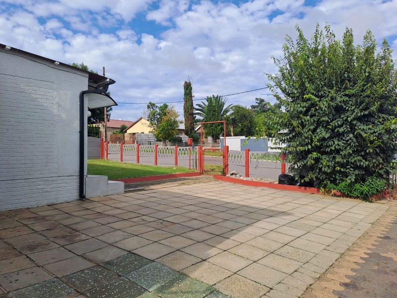 Prime Property - Main House with Income Generating Flatlet - Photo 4