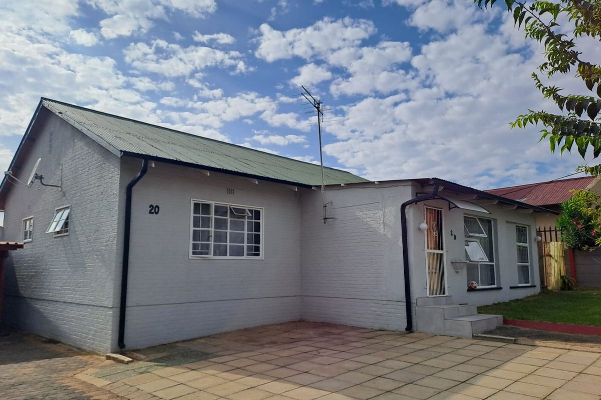 Prime Property - Main House with Income Generating Flatlet - Photo 2