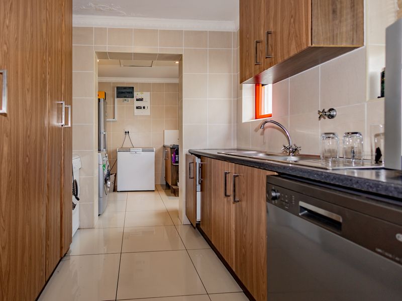 4-Bedroom Luxury Home to Rent in Zevenwacht Country Estate - Photo 9