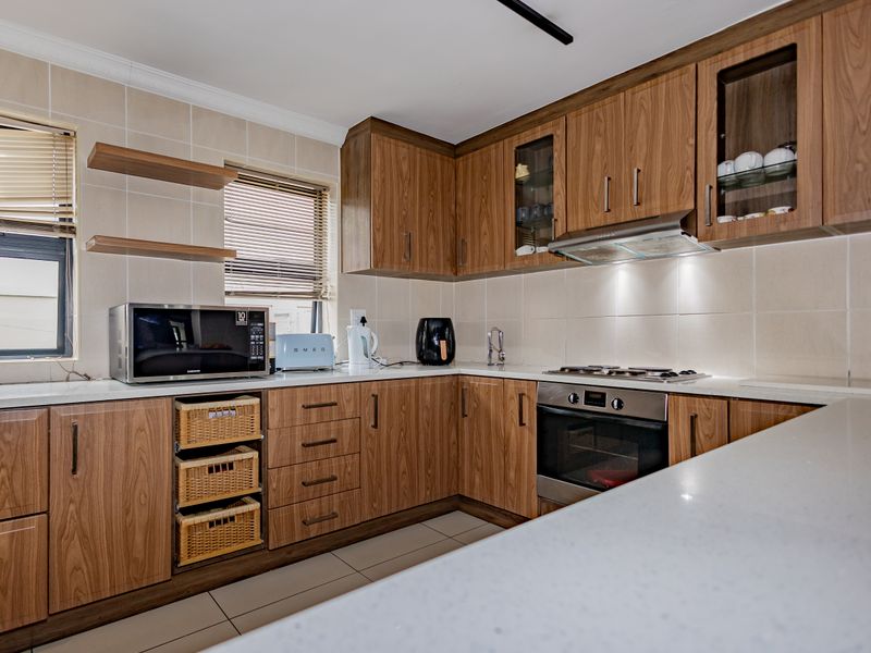 4-Bedroom Luxury Home to Rent in Zevenwacht Country Estate - Photo 8