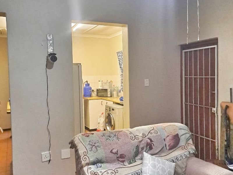 Prime Investment Opportunity: Three-Bedroom Simplex in Heart of Arboretum - Photo 10