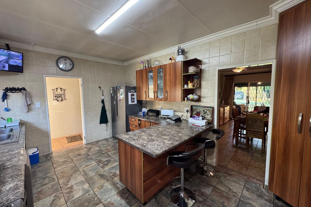 Modern Off-Grid Ready Family Home with Solar, Borehole, Office & Extensive Parking - Photo 5