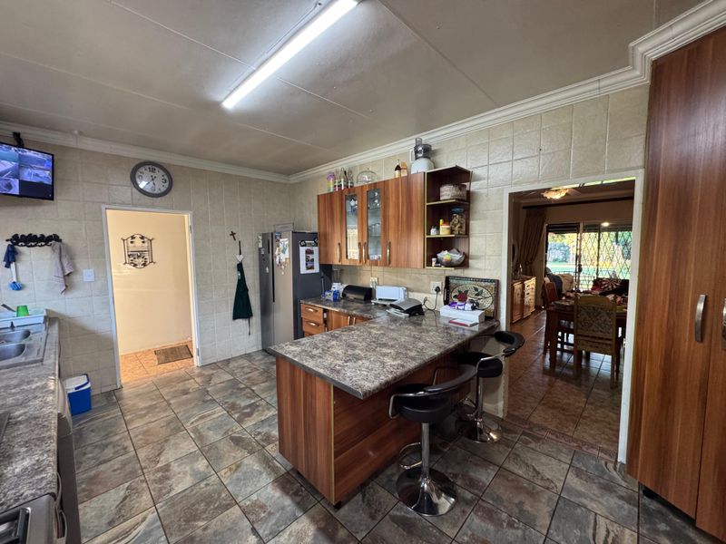 Modern Off-Grid Ready Family Home with Solar, Borehole, Office & Extensive Parking - Photo 5