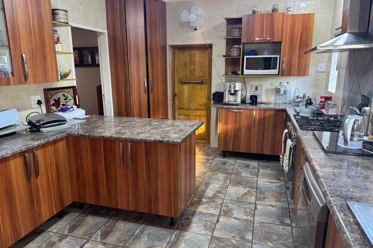 Modern Off-Grid Ready Family Home with Solar, Borehole, Office & Extensive Parking - Photo 3