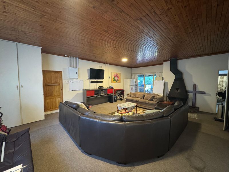 Modern Off-Grid Ready Family Home with Solar, Borehole, Office & Extensive Parking - Photo 10