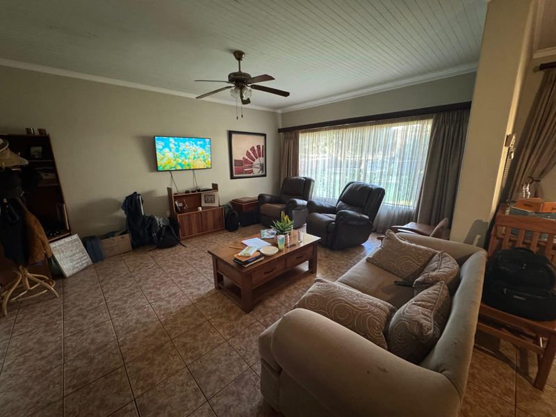 Modern Off-Grid Ready Family Home with Solar, Borehole, Office & Extensive Parking - Photo 8