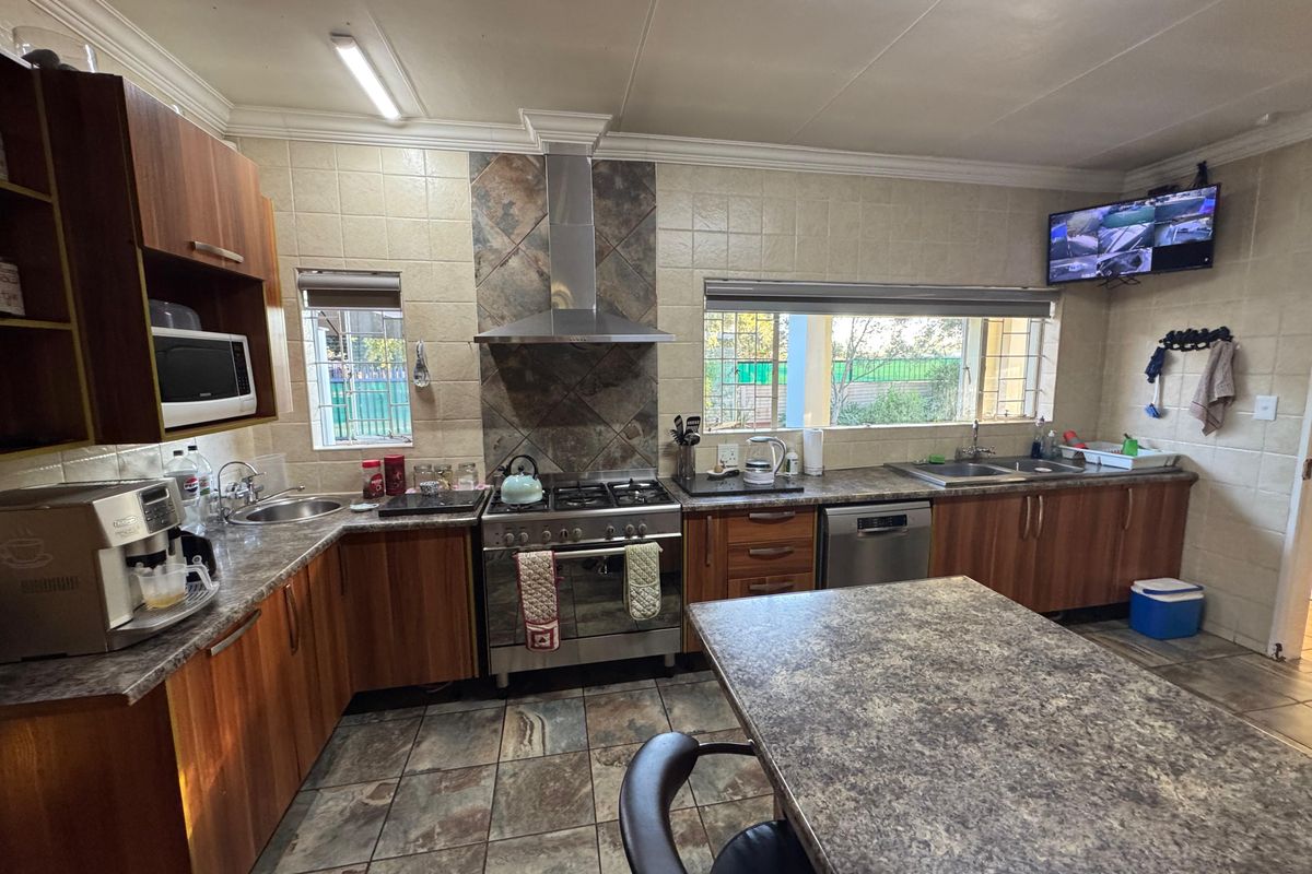 Modern Off-Grid Ready Family Home with Solar, Borehole, Office & Extensive Parking - Photo 4