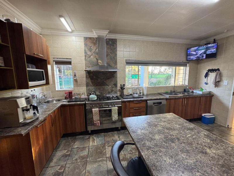 Modern Off-Grid Ready Family Home with Solar, Borehole, Office & Extensive Parking - Photo 4