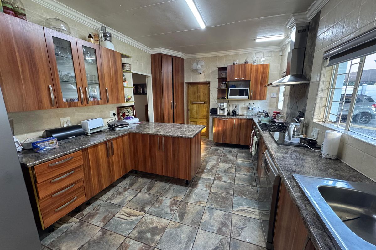 Modern Off-Grid Ready Family Home with Solar, Borehole, Office & Extensive Parking - Photo 2