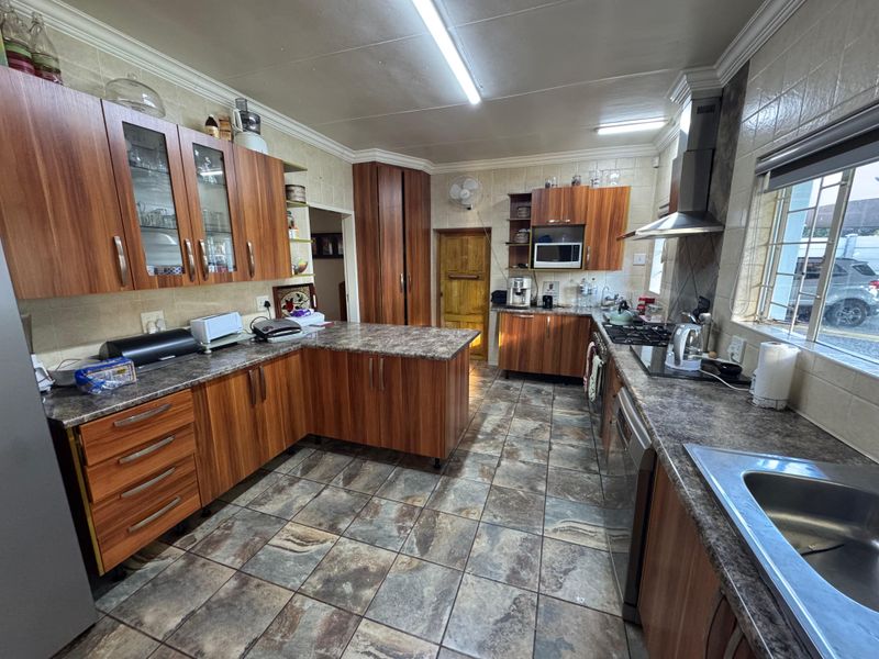 Modern Off-Grid Ready Family Home with Solar, Borehole, Office & Extensive Parking - Photo 2